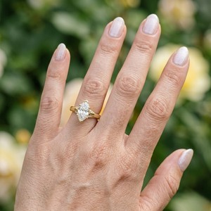 Bague de fiançailles en or massif 14 carats avec diamant de laboratoire certifié IGI taille marquise 1,50 carat et halo dissimulé de diamants latéraux - Product Image 4