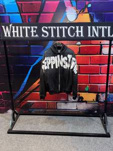 Sudadera con Capucha Negra para Hombre White Stitch Intl, Diseño con Letras Impresas, Estilo Urbano, Corte Regular - Product Image 1