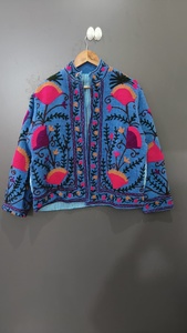 เสื้อแจ็คเก็ตคอจีนสีน้ำเงินกำมะหยี่ ปักลายดอกไม้สีทอง แขนยาว ใส่ได้ในฤดูใบไม้ร่วง - Product Image 4