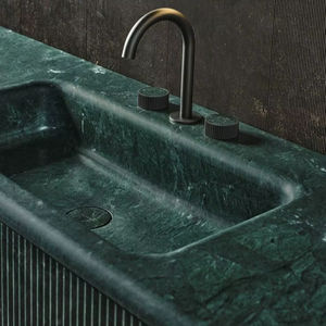 Lavabo de salle de bain moderne haut de gamme en marbre vert avec bord cannelé décoratif et drain intégré - Product Image 1