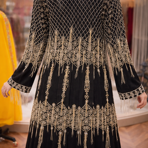 Abaya noire respirante ornée à la main |   Cape de soirée de créateur avec broderie Zari dorée et travail de pierres, à franges à pampilles - Product Image 3