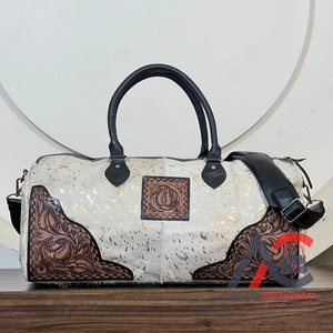 Bolso de Viaje Grande de Cuero Genuino Metálico con Pelo de Vaca y Grabado Estilo Western para Mujer - Súper Oferta de Septiembre - Product Image 1