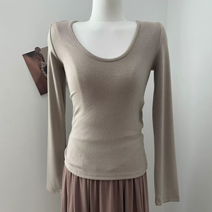 เสื้อยืดผู้หญิงแขนยาวคอวีเปลือยหลังเสื้อถักด้านในสีพื้น - Product Image 2