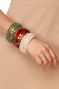 Brazalete de resina con diseño de color, brazalete de apertura de acrílico de resina de tamaño pequeño para mujeres y niñas, pulsera exquisita transparente para muñeca - Product Image 6