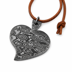 Collar con Colgante de Corazón de Acero de Damasco con Cordón de Cuero, Hecho a Mano, Regalo de Lujo para el Día de San Valentín - Product Image 5