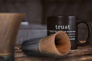 Tasse à boire en corne naturelle sculptée à la main, style animal antique, personnalisée, exquise, vintage, ours buvant un koi, parfaite pour les affaires - Product Image 3