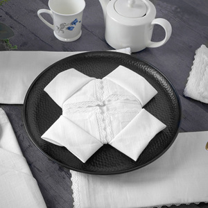Serviette en tissu carrée blanche avec bordure en dentelle, réutilisable, écologique, durable, 20x20 pouces, pour la maison, les mariages, les restaurants - Product Image 3