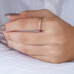 Anillo de eternidad delgado con diamantes en oro rosa para mujer, elegante anillo de diamantes brillantes, perfecto para boda, compromiso o aniversario. - Product Image 2