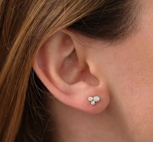 Pendientes de tuerca de oro de 14K/18K con diamantes creados en laboratorio, diseño de trío de diamantes graduados con engaste de bisel, pequeños pendientes de racimo para uso diario - Product Image 1