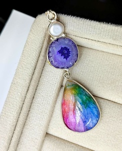 Colgante de Cuarzo Solar Arcoíris Hecho a Mano, Gema Natural Morada, Chapado en Plata, Forma de Pera, Regalo para Fiestas, Alta Calidad, Unisex - Product Image 6
