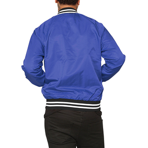 Chaqueta Varsity para Hombre con Capucha, Diseño de Bloques de Color y Parches de Mezclilla, con Mangas Negras Reales y Cuerpo de Lana Negra - Product Image 2