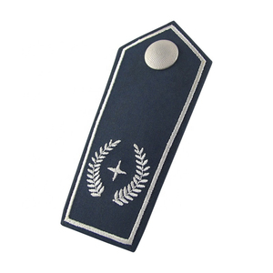 Épingle de sécurité personnalisée de style unique, durable, de haute qualité, brodée en 3D, à coudre sur tissu textile ou toile, faite à la main, motif grade de pilote - Product Image 5