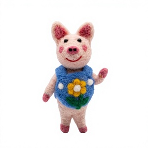Jouet en feutre écologique fait main traditionnel en forme de cochon avec gilet fleuri, décoration murale intérieure de Noël en laine, style dessin animé - Product Image 2