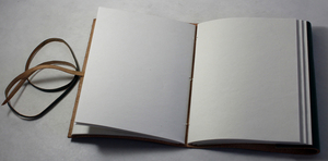 Carnet en cuir de chèvre TC fait main avec couverture avant en papier de coton gaufré au design moderne et logo au dos, vente en gros - Product Image 4