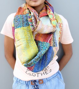 Bufanda Kantha de Seda Vintage: Estola de Patchwork Hecha a Mano - Product Image 5