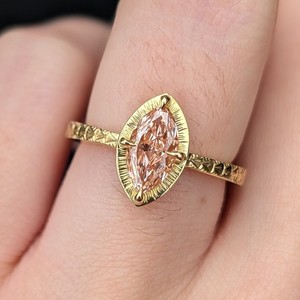 แหวนหมั้นเพชรชมพูทรงมาร์คีส์ 1 กะรัต เพาะเลี้ยงในห้องปฏิบัติการ ได้รับการรับรองจาก IGI  แกะสลักด้วยมือ ชุบทอง 14K สำหรับผู้หญิง เหมาะสำหรับวันครบรอบ - Product Image 3