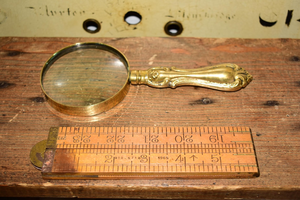 Loupe de lecture portative vintage en métal de 7 pouces avec poignée Art Nouveau et cadre à bordure fendue, style antique et décoratif - Product Image 5