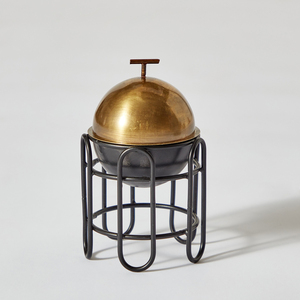 Brûleur d'encens de style industriel combinant une base élégante en fil métallique noir avec un couvercle bombé en or antique et une poignée en forme de T sur le dessus - Product Image 1