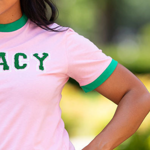 Camiseta Personalizada Rosa Claro para Mujer, Bordada con Letras Verdes LEGACY, Cuello Redondo, Manga Corta, Ribete Verde, Estilo Casual - Product Image 2