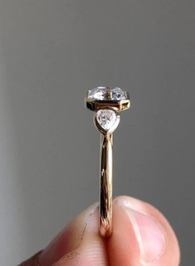 แหวนหมั้น/แต่งงาน/ครบรอบ ทรง Asscher Cut ประดับเพชรโมอิสซาไนต์สามเม็ด ตัวเรือนเงินแท้ 925 ชุบทอง สำหรับทั้งชายและหญิง - Product Image 2