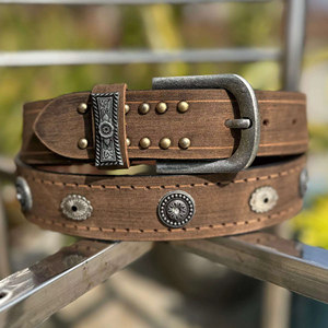 Cinturón de Cuero de Vaca con Tachuelas Estilo Western Vintage Hecho a Mano con Hebilla de Acero Duradera y Estampado por Transferencia Térmica - Product Image 1