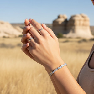 Bracelet tennis unisexe tendance géométrique en argent 925 plaqué or avec moissanite verte taille coussin et sertissage à griffes, idéal pour un cadeau - Product Image 2