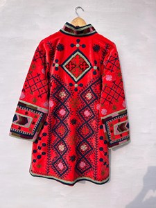 Chaqueta Larga Bohemia Anayra Craft, Roja, Bordada, de Terciopelo Suzani, con Estampado Floral, Cuello Alto, Manga Larga, Forro de Algodón Transpirable - Product Image 5