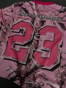 Maillot de basketball personnalisé OEM ODM en maille polyester respirante rose à col en V, impression par sublimation, coupe ample, vêtements de sport, t-shirts - Product Image 6