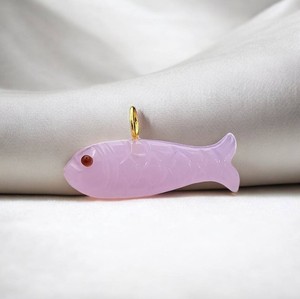 Colgante de Calcedonia Rosa Tallado a Mano con Forma de Pez de 21x11 MM - Colgante con Engaste Chapado en Oro - Joyería Animal Tallada a Mano - Product Image 1