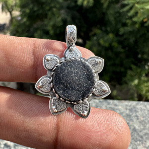 Pendentif en titane noir serti clos, 3 grammes, en argent sterling 925, avec corail naturel vintage, unisexe, pour femme, de Sobiz Designs, vente en gros - Product Image 2