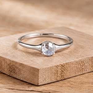 Anillo de Compromiso Solitario con Diamante Cultivado en Laboratorio de Corte Redondo, Banda Clásica Lisa de Oro Sólido, Joyería Fina para Novia, Regalo para Mujer - Product Image 5