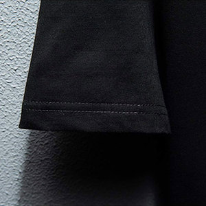 เสื้อยืดคอกลมแขนสั้นผู้ชายทรงโอเวอร์ไซส์สีพื้นแบบลำลอง - Product Image 3