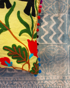 Housse de coussin Suzani indienne faite à la main, toutes tailles, broderie animale colorée, housse de coussin Suzani avec pompons pour la décoration intérieure - Product Image 4