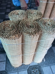 Rouleau de cannage hexagonal naturel tissé à la main en rotin pour la décoration intérieure et la fabrication de meubles - Product Image 1