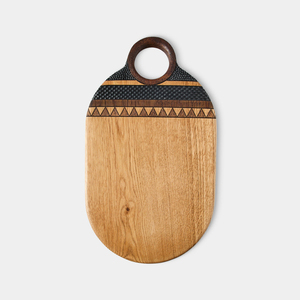 Planche à découper ovale en bois texturée avec motifs tribaux complexes et finition à grain lisse, avec anse supérieure ronde pour couper les légumes - Product Image 1