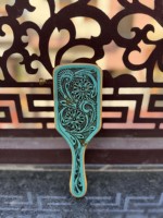 Brosse à cheveux en cuir et bois de haute qualité, faite à la main, avec un design floral sculpté pour le massage du cuir chevelu, de forme rectangulaire