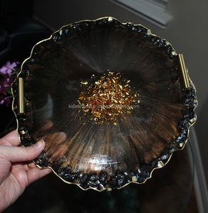 Plateau en résine noire fait main avec des paillettes dorées et sous-verres - Product Image 2