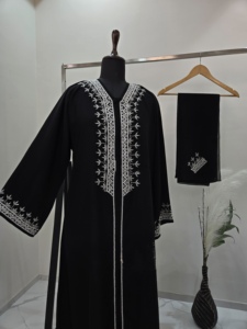Robe Abaya Longue de Prière pour Femme en Polyester de Luxe de Haute Qualité, Faite à la Main, Teinte Tie-Dye Violet avec Bordure Noire, Manches Longues, pour l'Aïd - Product Image 5