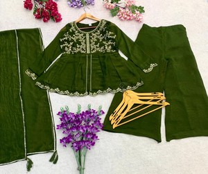 ชุดส่าหรีผ้าไหมสีเขียวปักลายพร้อมผ้าคลุมไหล่สำหรับผู้หญิง ทรงพอดีตัว สไตล์อินเดีย-ปากีสถาน เหมาะสำหรับงานปาร์ตี้ แห้งเร็ว - Product Image 4