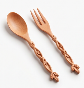 Juego de cubiertos de madera con mangos tallados en forma de hoja, acabado mate, utensilios reutilizables de primera calidad para uso en campamentos, eventos y restaurantes. - Product Image 1