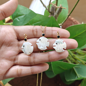 จี้รูปปลาแกะสลักด้วยมือจากเปลือกหอยมุกประดับด้วยเพชร CZ สีดำ ชุบทอง 18k สร้อยคอแบบมินิมอลสำหรับผู้หญิง - Product Image 5