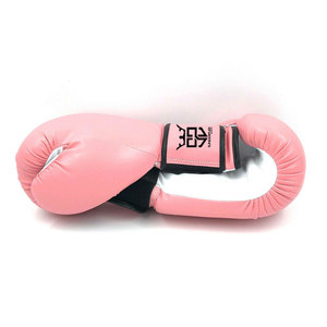 Gants de boxe professionnels en cuir avec logo personnalisé, différentes couleurs, design personnalisé, pour l'entraînement et les combats. - Product Image 4