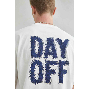 Las camisetas con eslóganes como "Day Off" son de moda para ropa informal y para marcas de streetwear de lujo discreto. Utilice palabras clave como "Estilo de vida" - Product Image 3