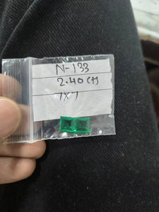 พลอยมรกตโคลอมเบียคู่ 240 กะรัต ทรงสี่เหลี่ยม เจียระไนเหลี่ยมสีเขียว N-133 ขนาด 7x7 มม. - Product Image 2