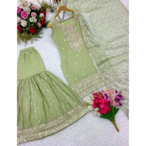 Ensemble de vêtements de fête pour femmes avec un magnifique dupatta et un haut sarara - Product Image 1