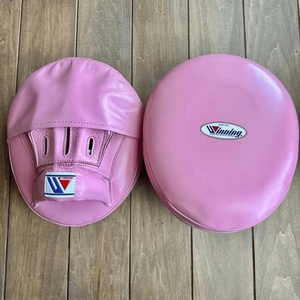 Guantes de Boxeo Curvos Profesionales Negros, Almohadillas de Entrenamiento de Cuero Ligeras con Correa de Muñeca Ajustable - Product Image 5