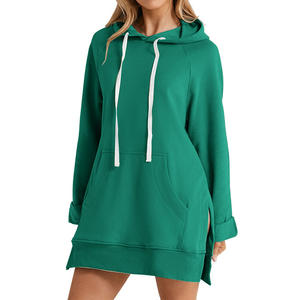 Sudaderas con capucha extragrandes personalizadas para mujer con bajo corto y hombros caídos, con borde sin rematar - Product Image 3