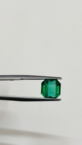มรกตธรรมชาติ 3.90 กะรัต ทรงเหลี่ยม ตัดแบบ Emerald Cut ต้นกำเนิดจากประเทศแซมเบีย ได้รับการรับรองจาก IGI คุณภาพเกรด AAA+ ความใสเยี่ยม สีเขียวสดใส จาก Sadiya International - Product Image 6