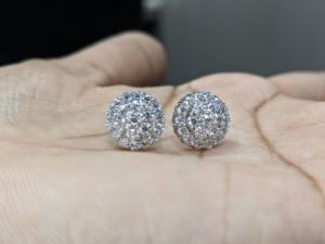 Pendientes de Moissanita Redonda de 1 Quilate con Corte Brillante y Engaste de Garra, Pendientes de Halo con Cierre de Rosca para Mujer, Plata 925 - Product Image 2