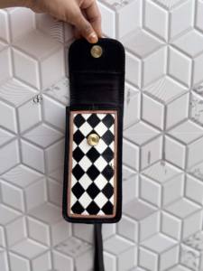 Bolso de Mano para Teléfono, Bolso de Cuero Tallado a Mano, Bolsos Pequeños con Diseño de Damas de Inglatera, Bolso Bandolera de Diseño Único - Product Image 4